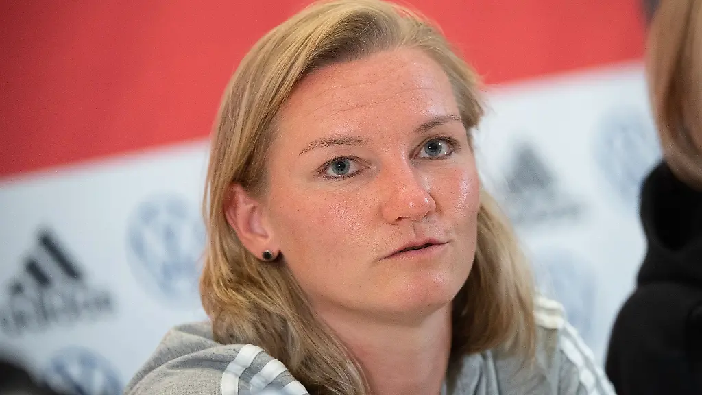Alexandra-Popp-spricht-waehrend-einer-Pressekonferenz