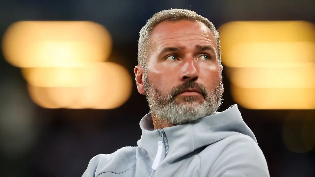 Hamburgs-Trainer-Tim-Walter-steht-am-Spielfeldrand