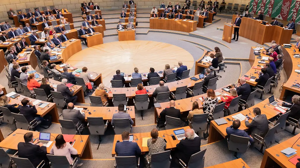 Das-Plenum-des-Landtags-von-Nordrhein-Westfalen