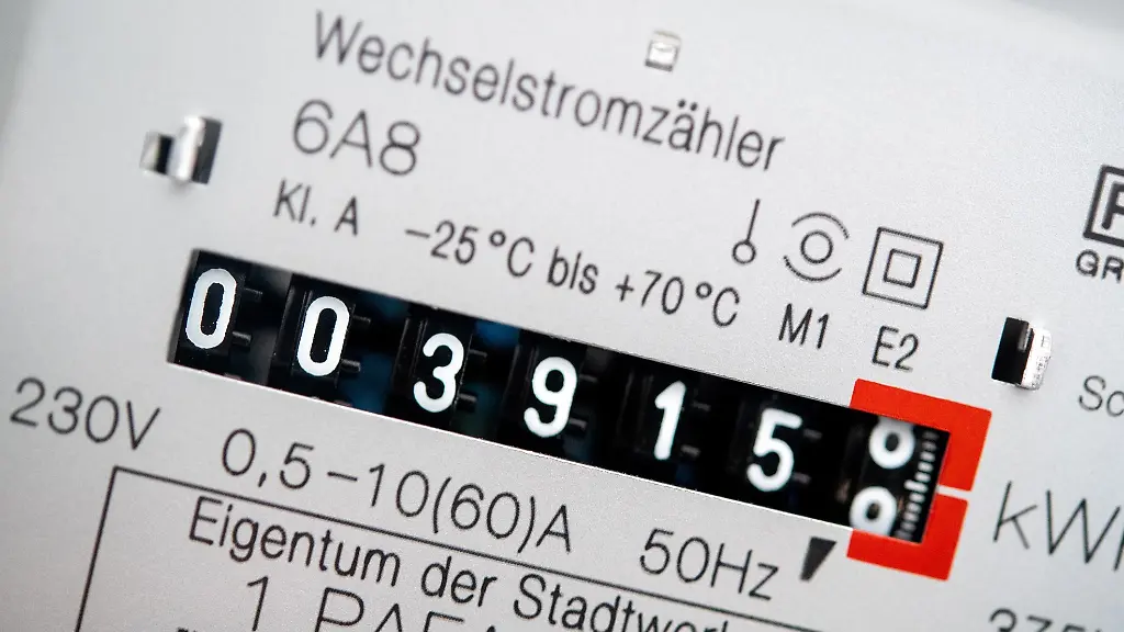 Ein-Wechselstromzaehler-zeigt-den-aktuellen-Zaehlerstand-in-Kilowattstunden-in-einem-Haushalt-an