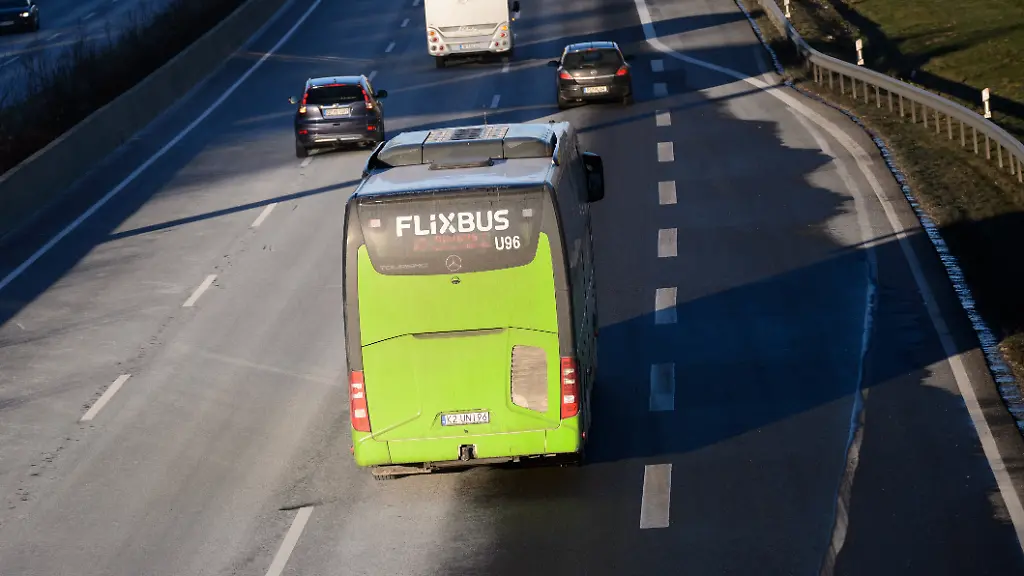 Ein-Reisebus-des-Anbieters-Flixbus-faehrt-auf-der-Autobahn-7-in-Richtung-Norden