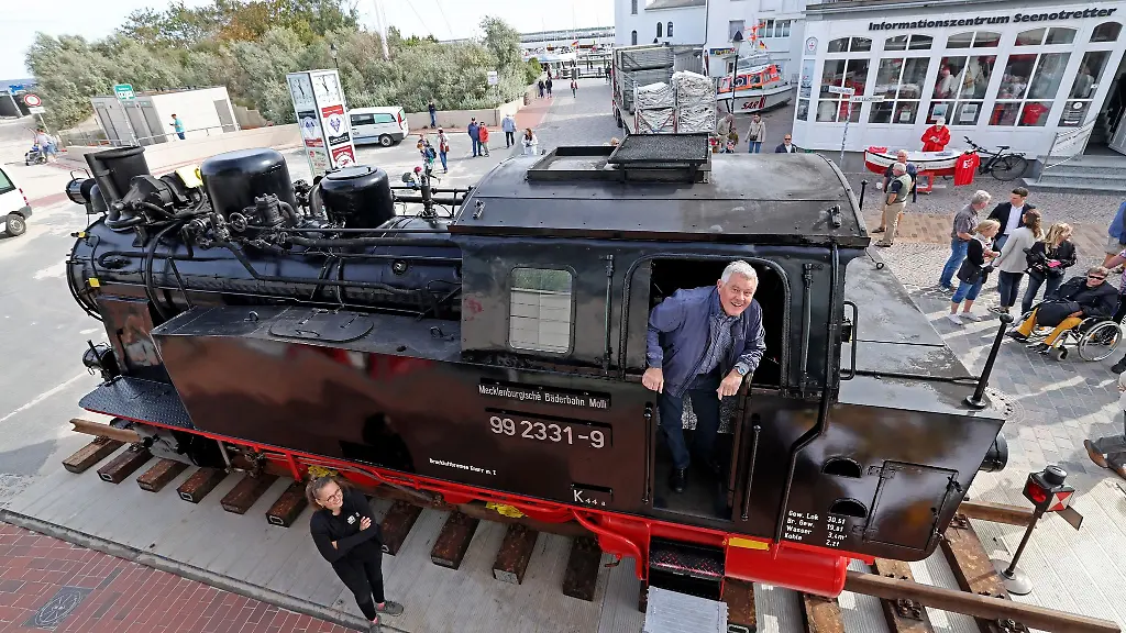 Zum-Start-des-Brueckenfestes-des-Ostseebades-steht-eine-Lok-der-Kleinbahn-Molli
