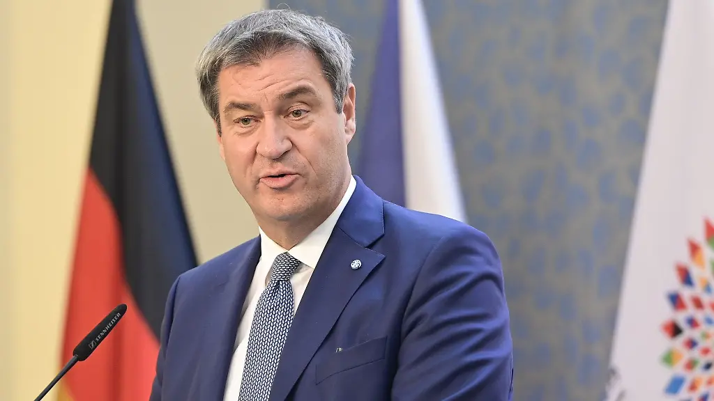 Markus-Soeder-Ministerpraesident-von-Bayern-spricht-auf-einer-Pressekonferenz