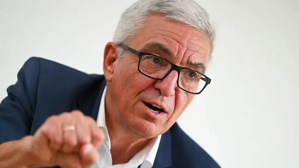 Der-rheinland-pfaelzische-Innenminister-Roger-Lewentz-SPD-gibt-ein-Interview