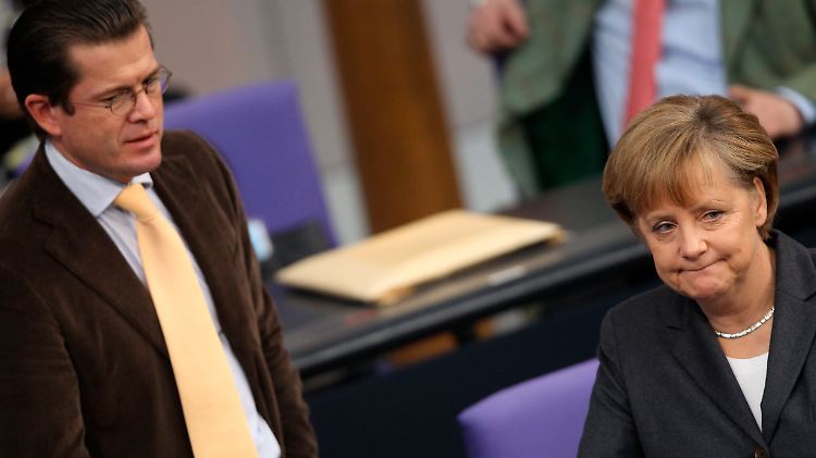 Ein Bild aus anderen Zeiten: Merkel und ihr damaliger Minister im Dezember 2010 im Bundestag.