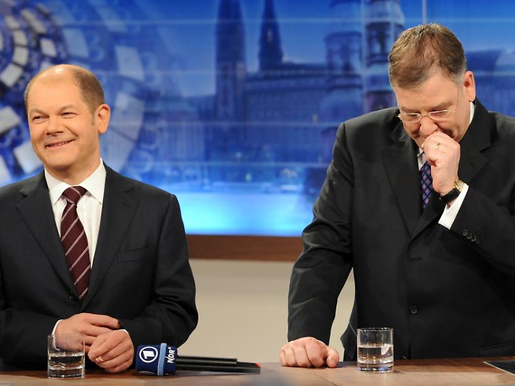 Die Hamburger Spitzenkandidaten der SPD, Olaf Scholz, und der CDU, Christoph Ahlhaus (v. l.): Die CDU kam in Hamburg mit 21,9 Prozent auf das schwächste Wahlergebnis seit Kriegsende.