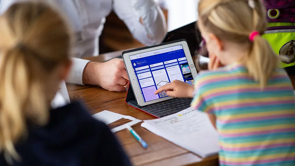 Nicht-nur-fuer-Schule-und-Hausaufgaben-Tablets-werden-gerne-von-der-ganzen-Familie-genutzt