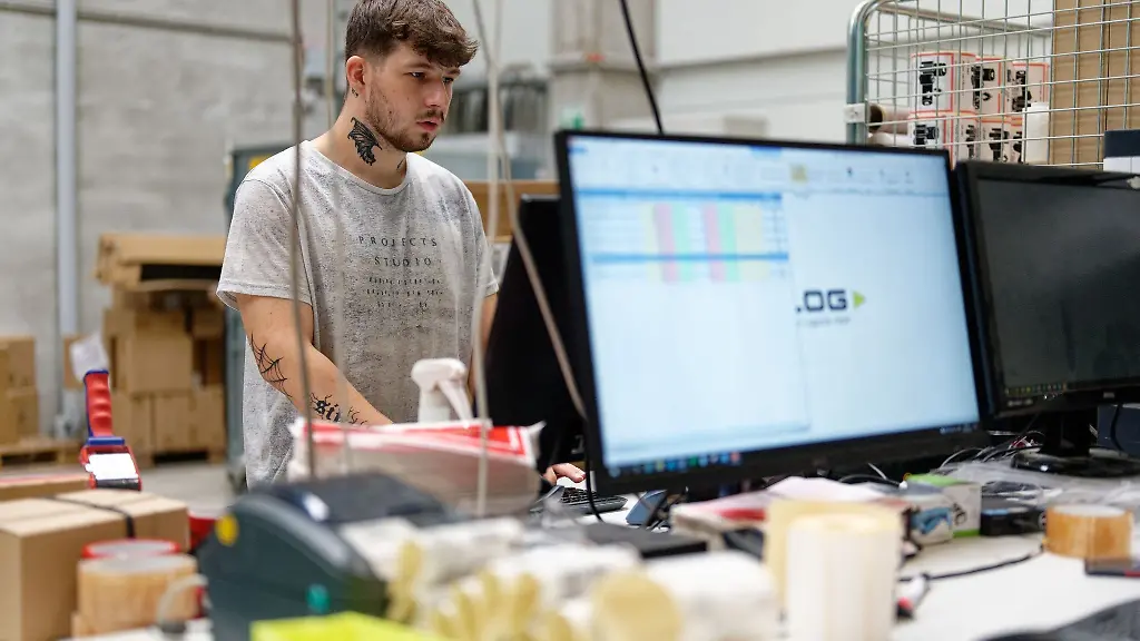 Pascal-Brungs-angehende-Fachkraft-fuer-Lagerlogistik-bei-der-Firma-Gilog-moechte-sich-mit-seiner-Doppelqualifikation-ein-gutes-Sprungbrett-fuer-seine-kuenftige-Karriere-verschaffen