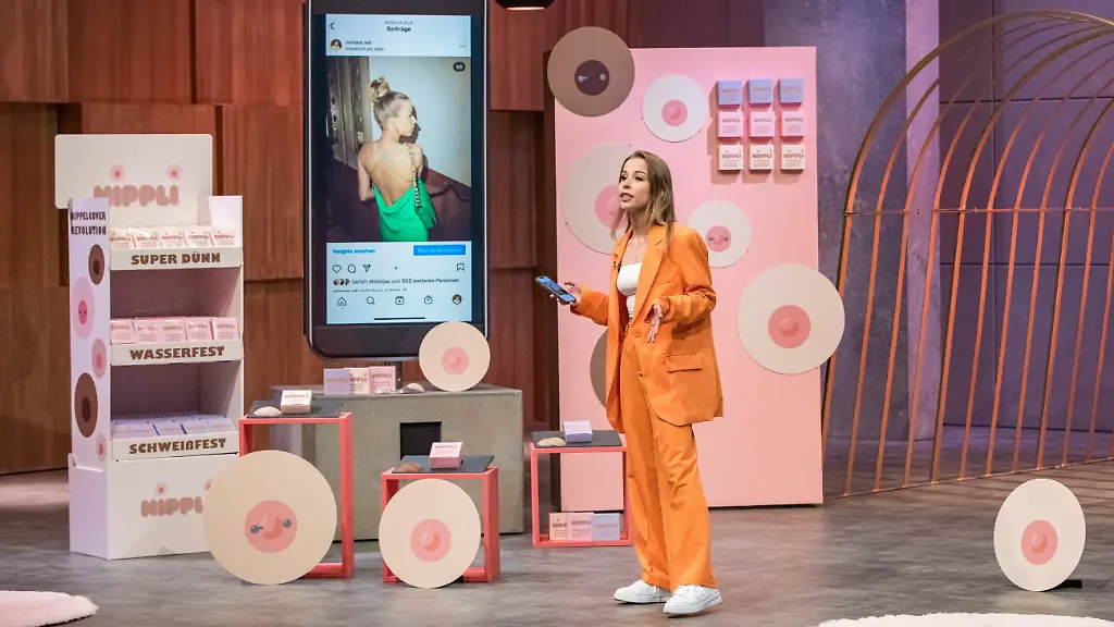 Miriam-Weilmuenster-praesentiert-ihre-vielversprechenden-Nippelabdecker-Quelle-RTL-Bernd-Michael-Maurer