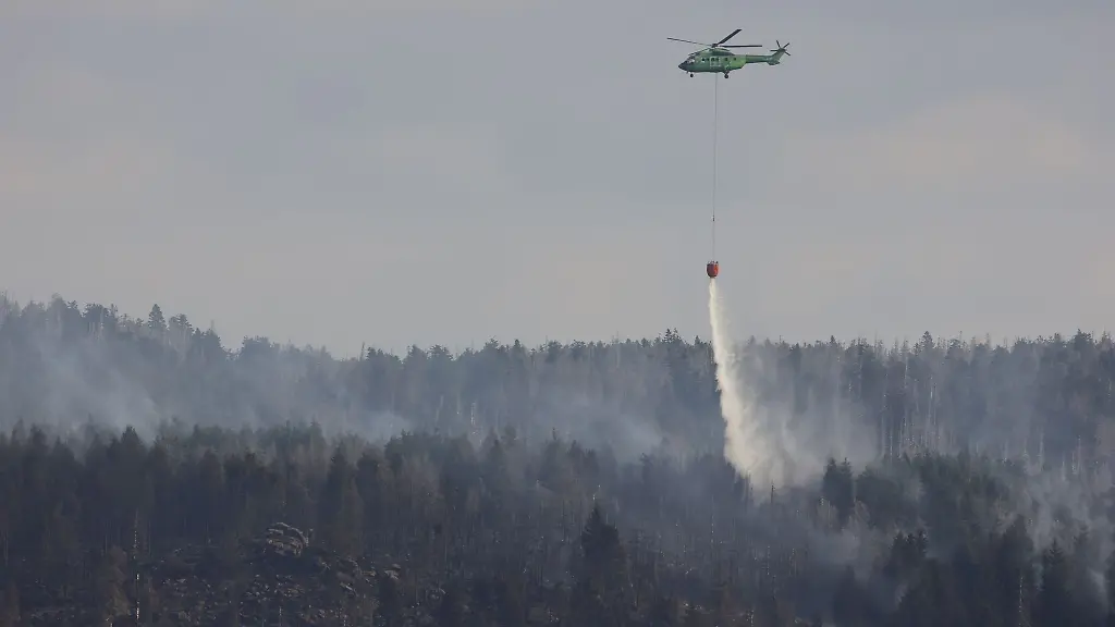 Am-fruehen-Morgen-beginnen-die-Loescharbeiten-am-Brocken-aus-der-Luft-Am-Brocken-brennen-derzeit-grosse-Waldflaechen