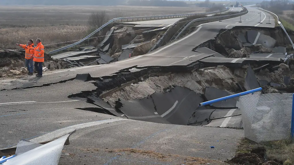 An-der-kaputten-Autobahn-A20-bei-Tribsees-schauen-sich-Arbeiter-die-Schaeden-an