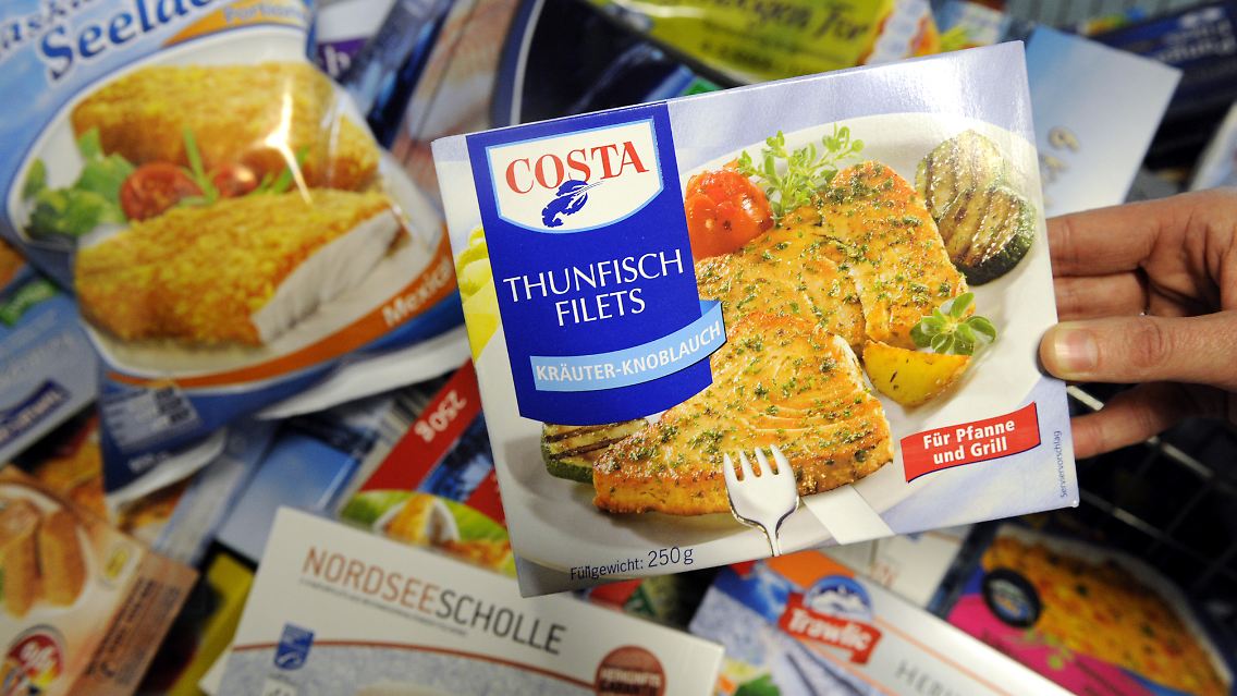 Es geht auch anders: Eine Greenpeace-Mitarbeiterin zeigt eine Tiefkühlpackung mit Gelbflossen-Thunfisch, der zu den bedrohten Fischarten gehört. (Archivbild von Dezember 2009)