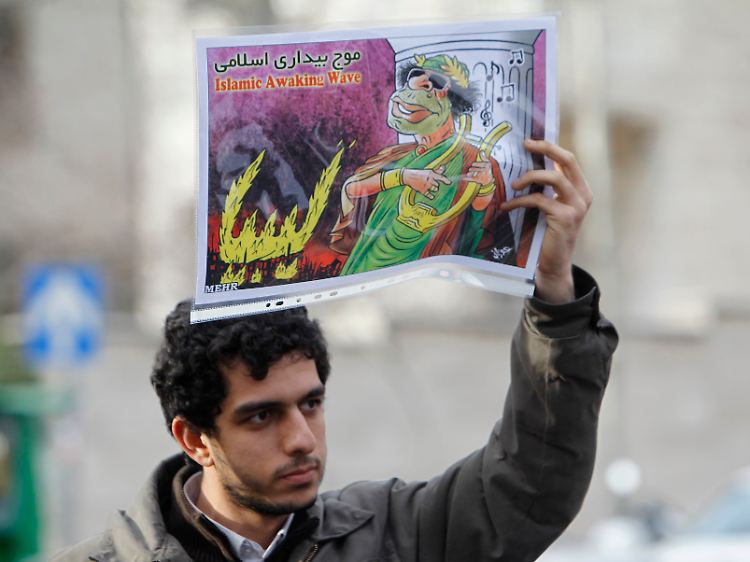 Ein regimetreuer Student protestiert in Teheran gegen Gaddafi. Der Iran interpretiert die Aufstände in den arabischen Ländern als "islamisches Erwachen".