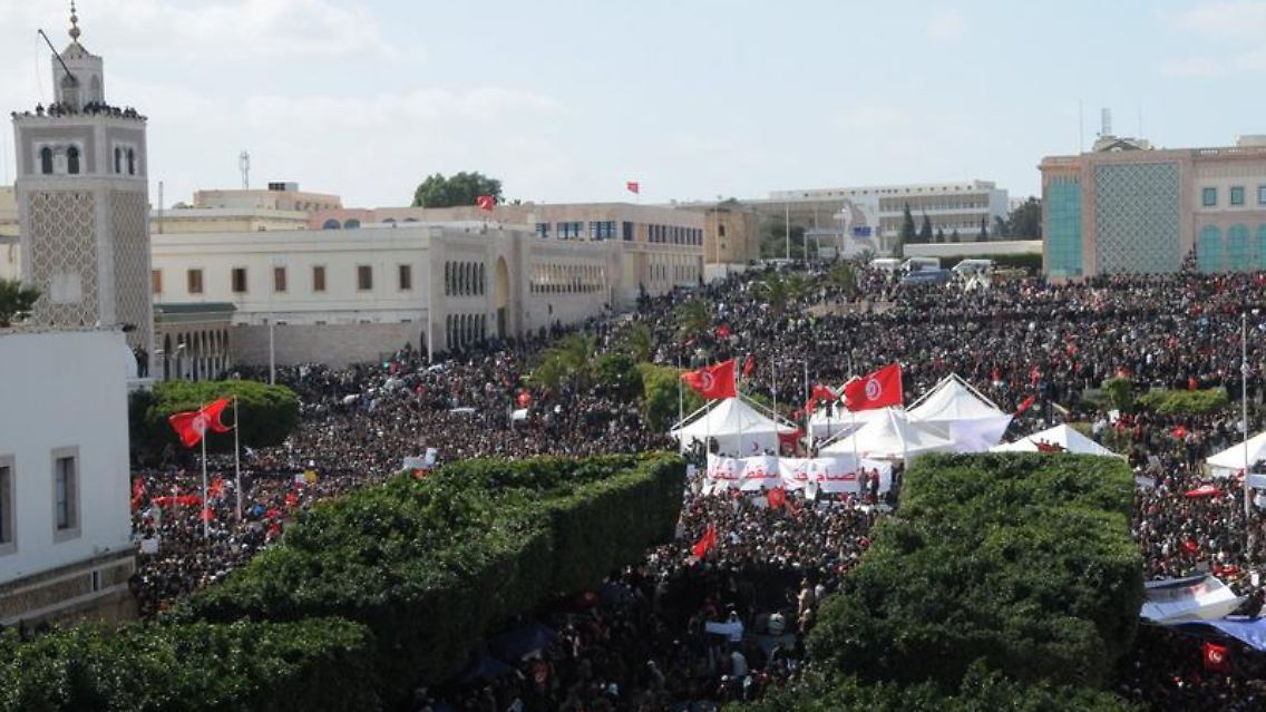 Demonstranten in Tunis: Das Auswärtige Amt rät wieder von Reisen in die tunesische Hauptstadt ab.
