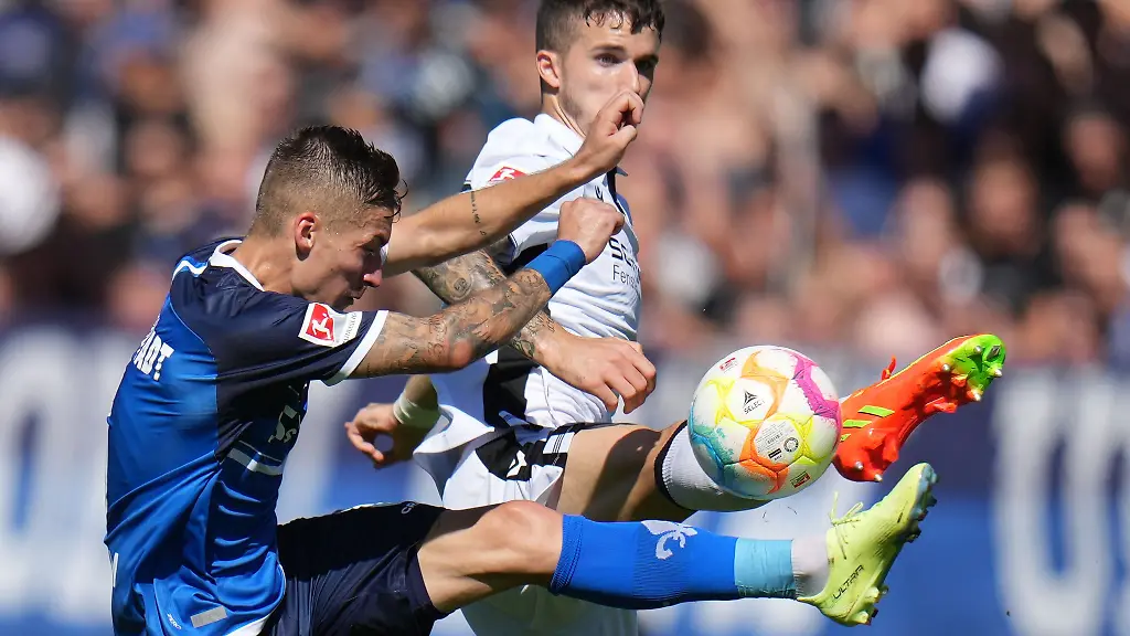 Darmstadts-Marvin-Mehlem-l-und-Bielefelds-Ivan-Lepinjica-kaempfen-um-den-Ball