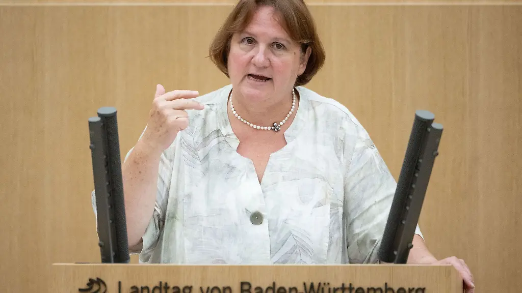 Theresa-Schopper-Buendnis-90-Die-Gruenen-nimmt-an-einer-Plenarsitzung-im-Landtag-von-Baden-Wuerttemberg-teil