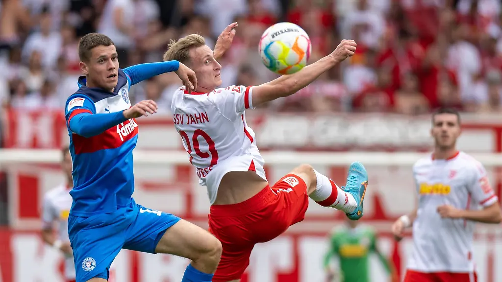 Fabian-Reese-l-von-Holstein-Kiel-und-Joshua-Mees-von-Jahn-Regensburg-in-Aktion