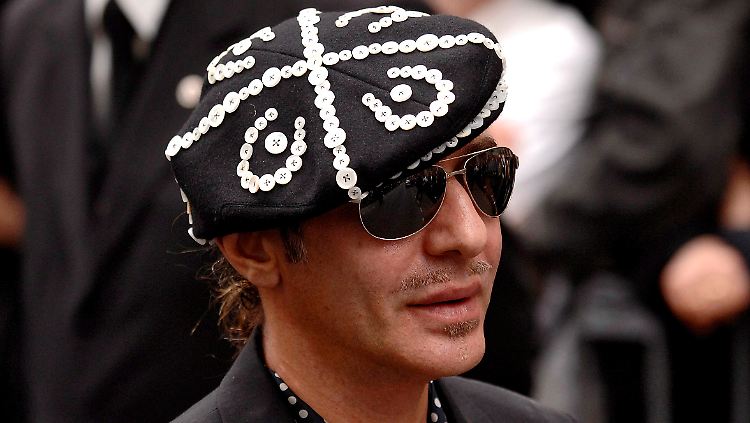 Fiel er schon einmal aus der Rolle? John Galliano.