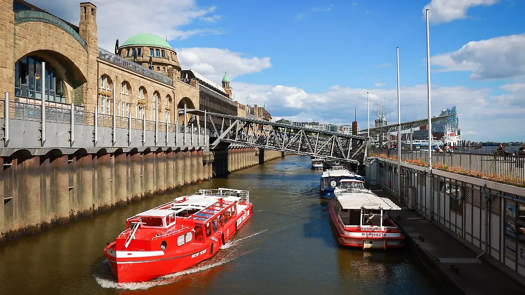 Nur-wenige-Barkassen-liegen-am-Anleger-an-den-Landungsbruecken
