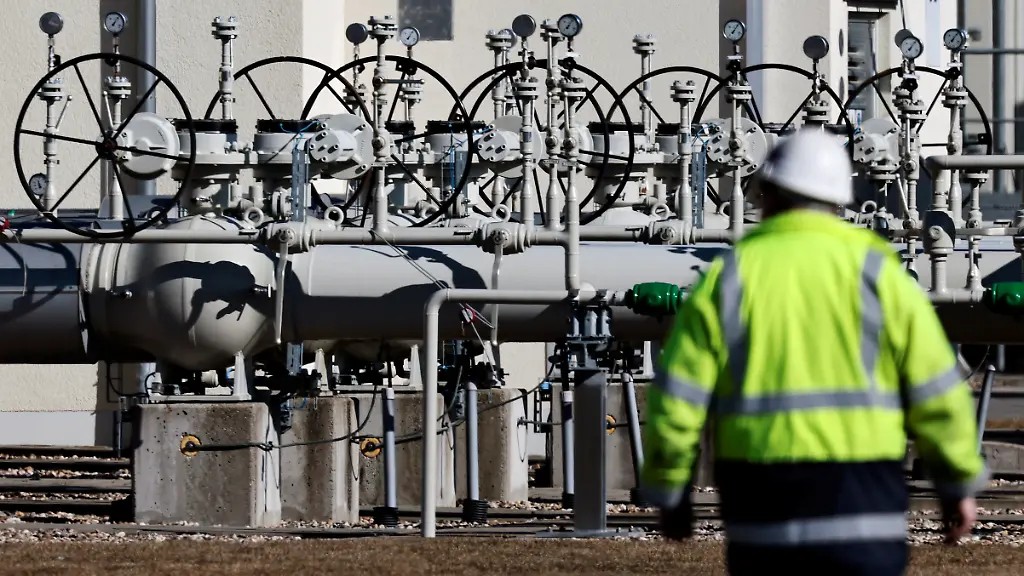 2022-03-08T120539Z-515106691-RC2AYS9QMQ6W-RTRMADP-3-UKRAINE-CRISIS-GERMANY-GAS