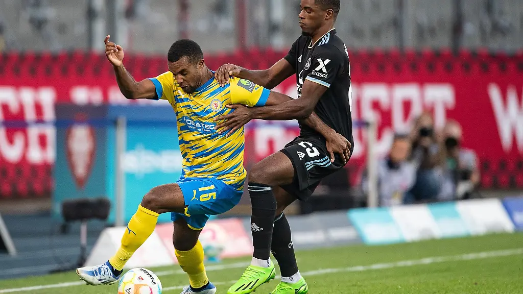 Braunschweigs-Nathan-de-Medina-l-spielt-gegen-Nuernbergs-Kwadwo-Duah