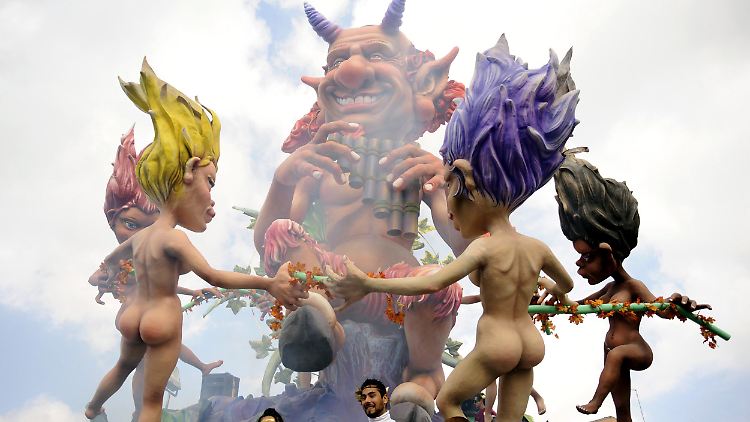 Bunga Bunga im Karneval von Putignano in der Provinz Bari.
