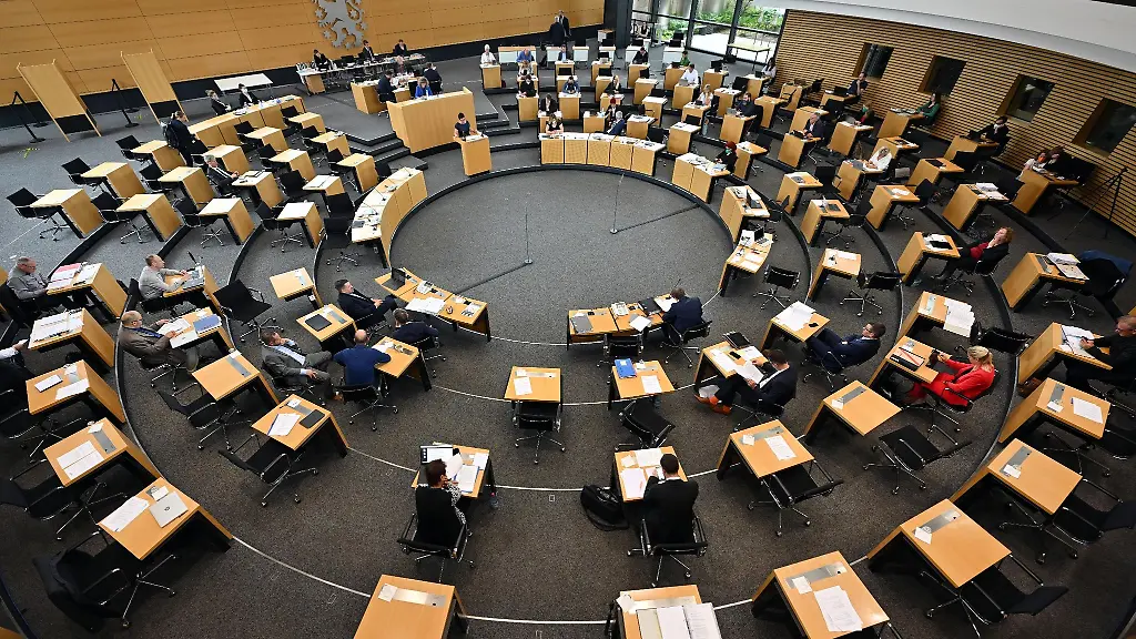 Abgeordnete-sitzen-waehrend-der-Landtagssitzung-Thueringen-im-Plenarsaal