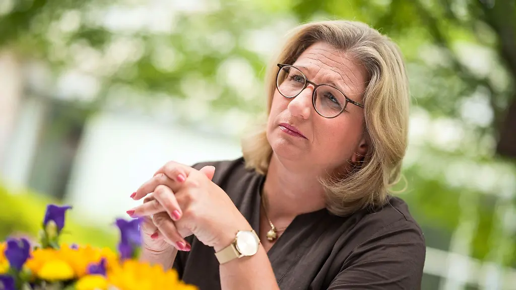 Die-saarlaendische-Ministerpraesidentin-Anke-Rehlinger-SPD-spricht-mit-der-Deutschen-Presse-Agentur