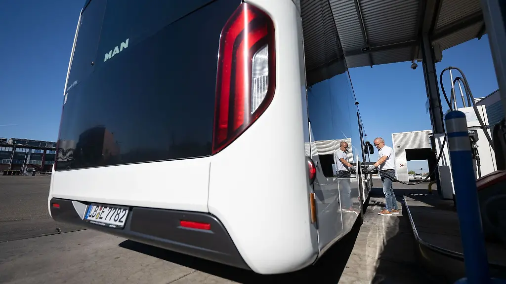 Ein-Mitarbeiter-der-LVL-Jaeger-GmbH-betankt-einen-Bus
