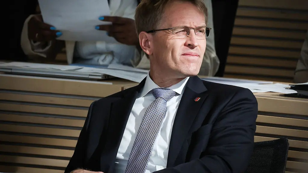 Daniel-Guenther-Ministerpraesident-von-Schleswig-Holstein-nimmt-an-einer-Sitzung-des-Landtags-teil