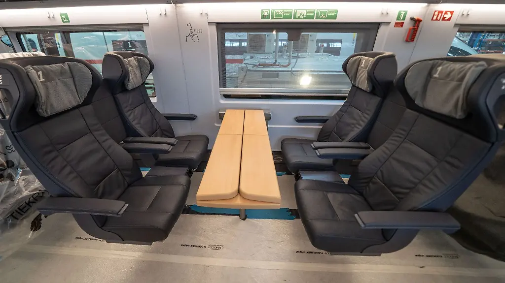 Sitze-und-aufklappbare-Tische-in-der-1-Klasse-im-ICE-3-Neo