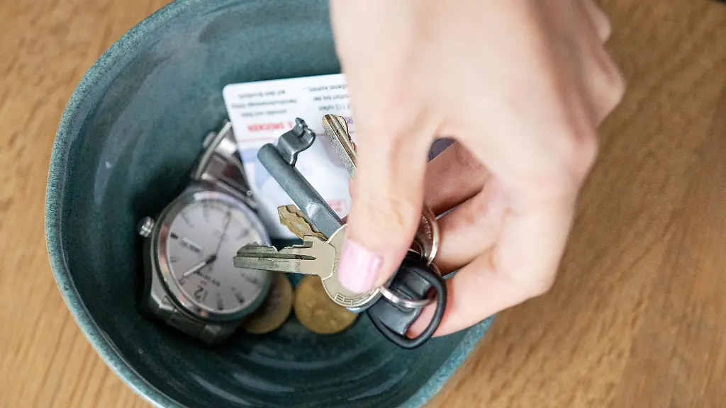 Wer-einen-Schluessel-bewusst-an-einem-festen-Ort-ablegt-kann-sich-oft-besser-an-seinen-Standort-erinnern