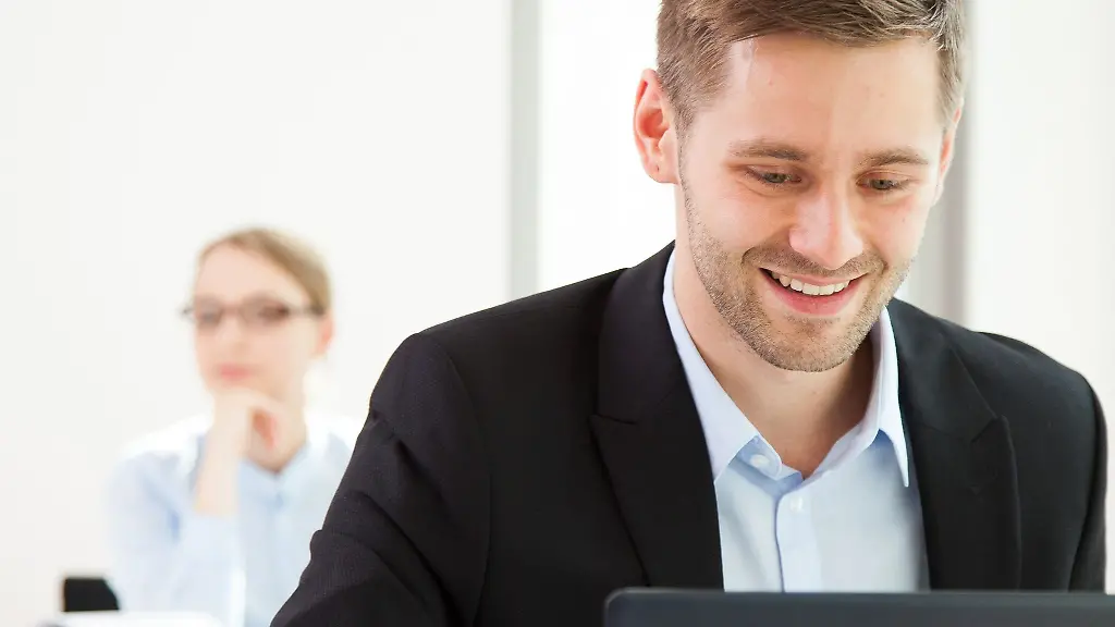 Knowledge-Hiding-kann-viele-Ursachen-haben-Manche-haben-schlicht-Angst-ihren-Expertenstatus-zu-verlieren-wenn-sie-ihr-Wissen-teilen