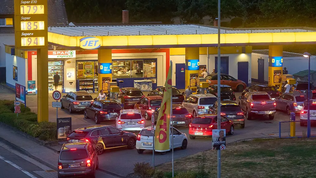 An-einer-Tankstelle-in-der-Naehe-von-Koblenz-herrscht-am-letzten-Tag-fuer-den-Tankrabatt-Hochbetrieb