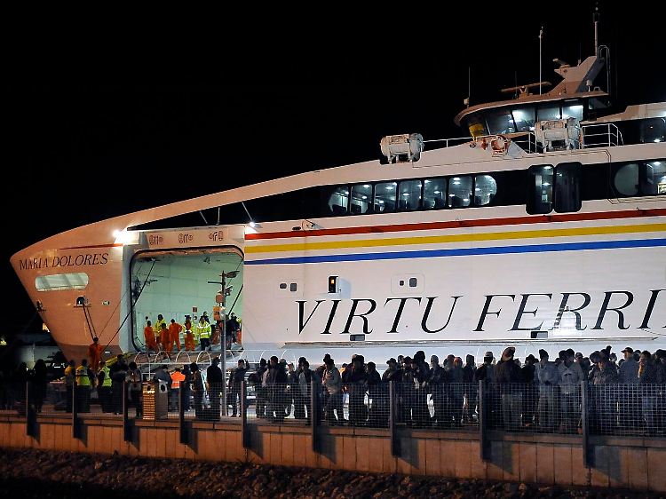 Menschen stehen Schlange vor einer Fähre in Tripolis - Hunderte wollen per Überfahrt nach Malta aus dem Land fliehen.