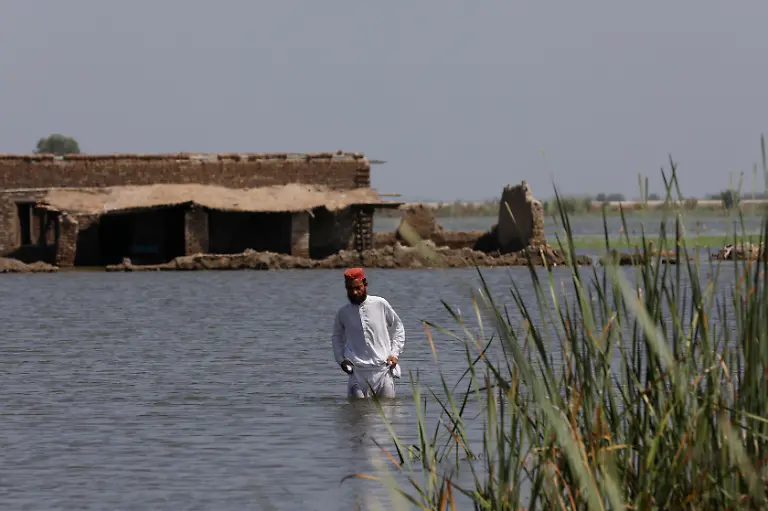 2022-08-31T065531Z-34561566-RC2I7W9I8HLY-RTRMADP-3-PAKISTAN-WEATHER