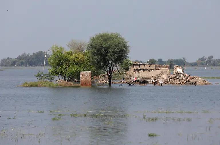 2022-08-31T071135Z-120985526-RC2J7W9HZ5WY-RTRMADP-3-PAKISTAN-WEATHER