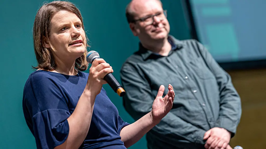 Julia-Willie-Hamburg-und-Christian-Meyer-sprechen-auf-einem-Landesparteitag-ihrer-Partei-in-der-Lindenhalle