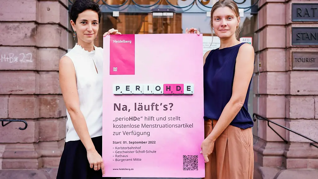 Frauen-und-Gleichstellungsbeauftragte-Marie-Luise-Loeffler-r-und-Mitarbeiterin-im-Fachbereich-Geschlechtergerechtigkeit-Nicoline-Erichsen-vor-dem-Rathaus-Heidelberg