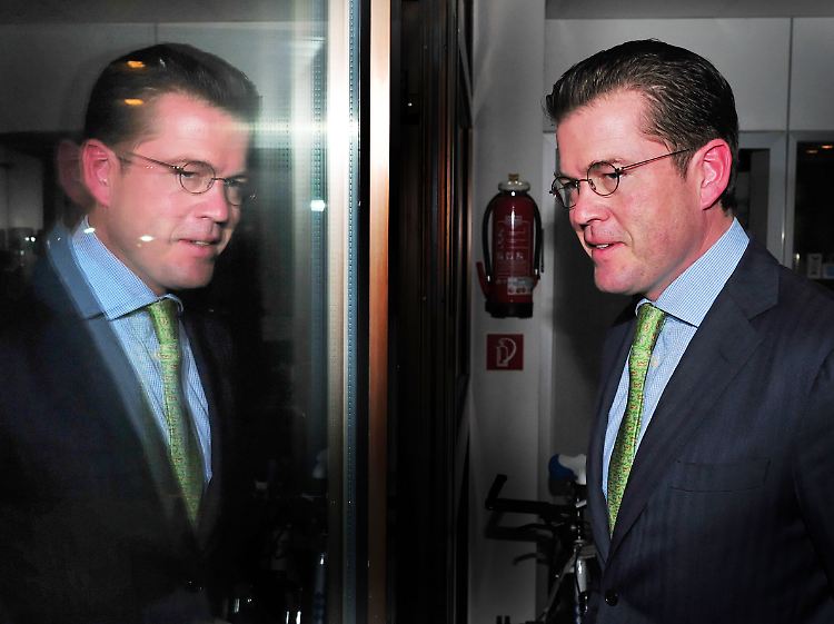 Die Plagiatsaffäre ist für den Verteidigungsminister noch nicht durchgestanden.