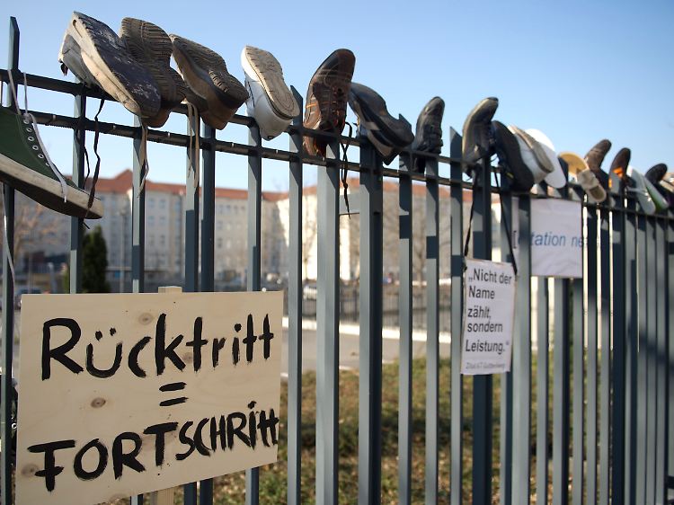Vor dem Verteidigungsministerium in Berlin demonstrieren zahlreiche Menschen für den Rücktritt Guttenbergs.