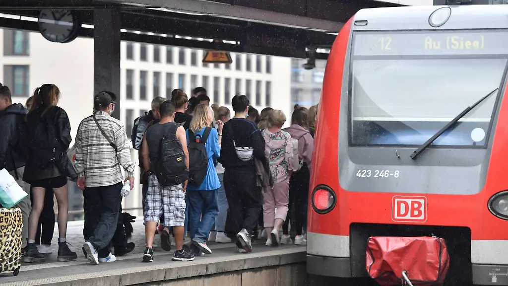 Bahnfahrer-draengen-sich-am-Eingang-eines-Regionalzuges-am-Deuter-Bahnhof