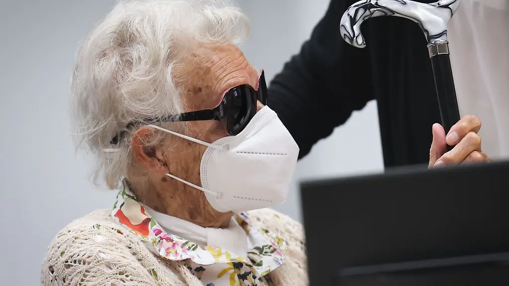 Die-Angeklagte-Irmgard-F-wird-von-einer-Mitarbeiterin-des-Gerichtsmedizinischen-Dienstes-begleitet
