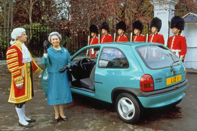 06-Opel-Corsa-B-mit-Queen-Elizabeth-II-Double-Quelle-Opel-Stellantis