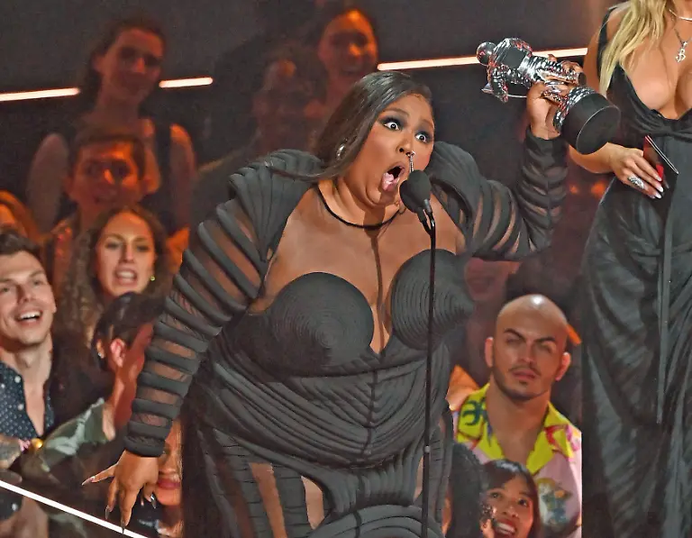 award-hall-lizzo