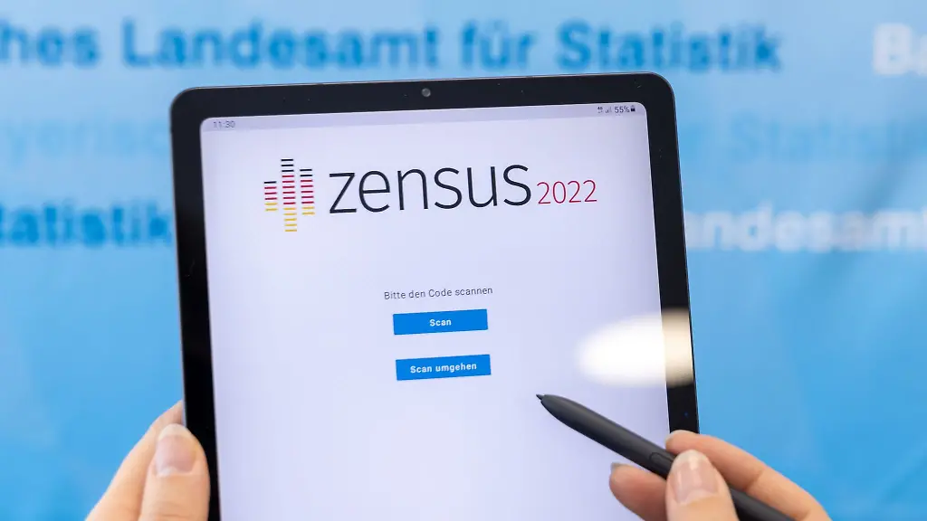 Erhebungsbeauftragte-des-Zensus-fuehren-mithilfe-von-Tablets-die-Befragungen-vor-Ort-durch