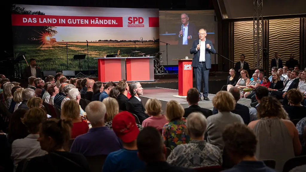 Niedersachsens-Ministerpraesident-Stephan-Weil-spricht-zum-Wahlkampfauftakt-der-SPD-in-Cuxhaven