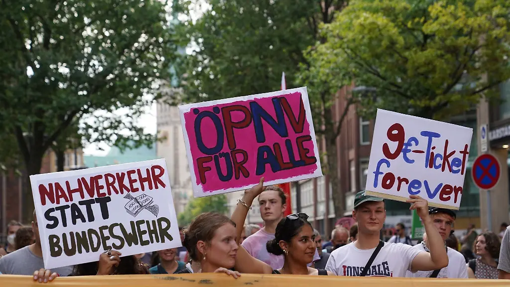Teilnehmer-einer-Demonstration-des-Buendnisses-9-Euro-Ticket-forever-gehen-durch-die-Innenstadt