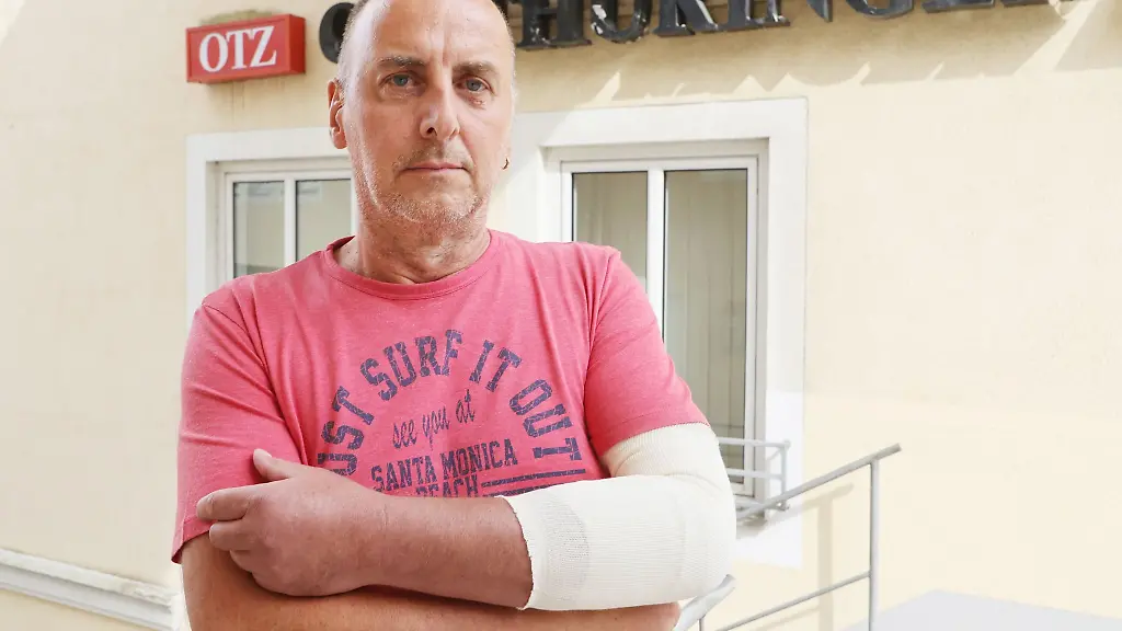 Peter-Hagen-Reporter-steht-mit-verbundenem-Arm-vor-der-Kamera