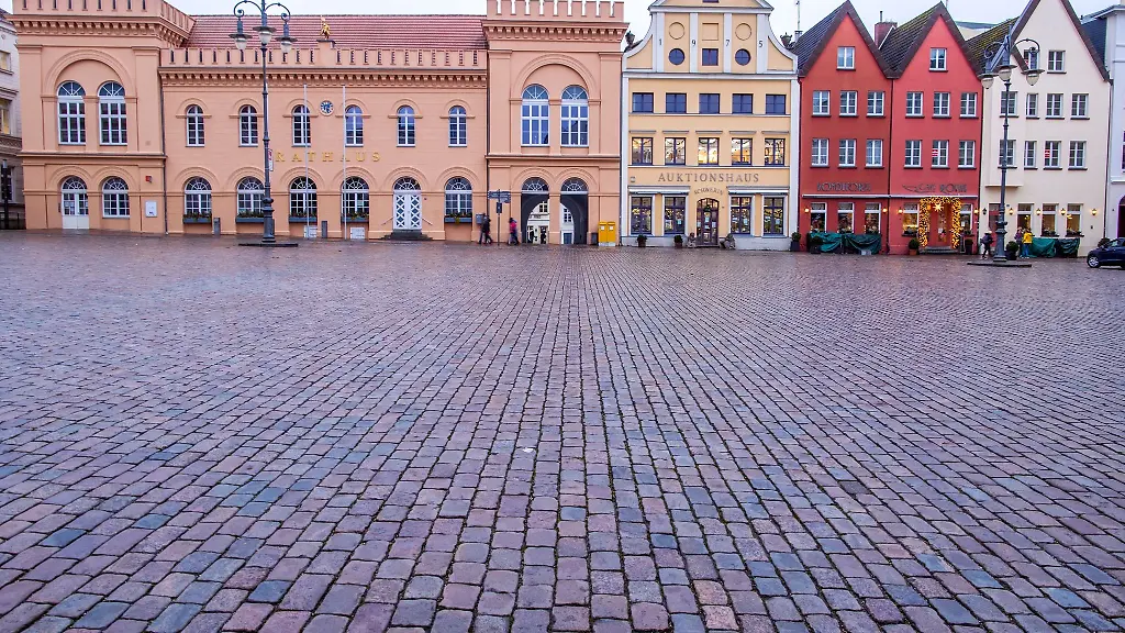 Blick-auf-das-historische-Rathaus-und-Handelshaeuser-am-leeren-Marktplatz